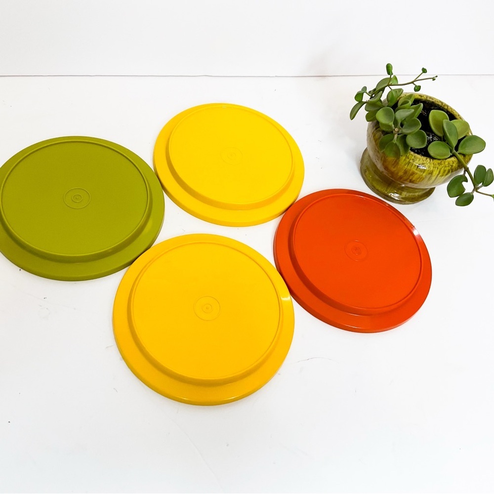 Retro TUPPERWARE Colorful Round Plastic Plate Set - Picture 2 of 4